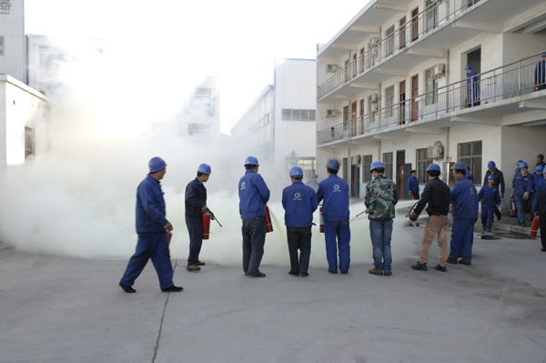 鄭礦機器員工認真進行消防演練“實戰”