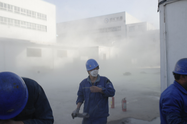 在人造濃煙中,員工全部安全撤離